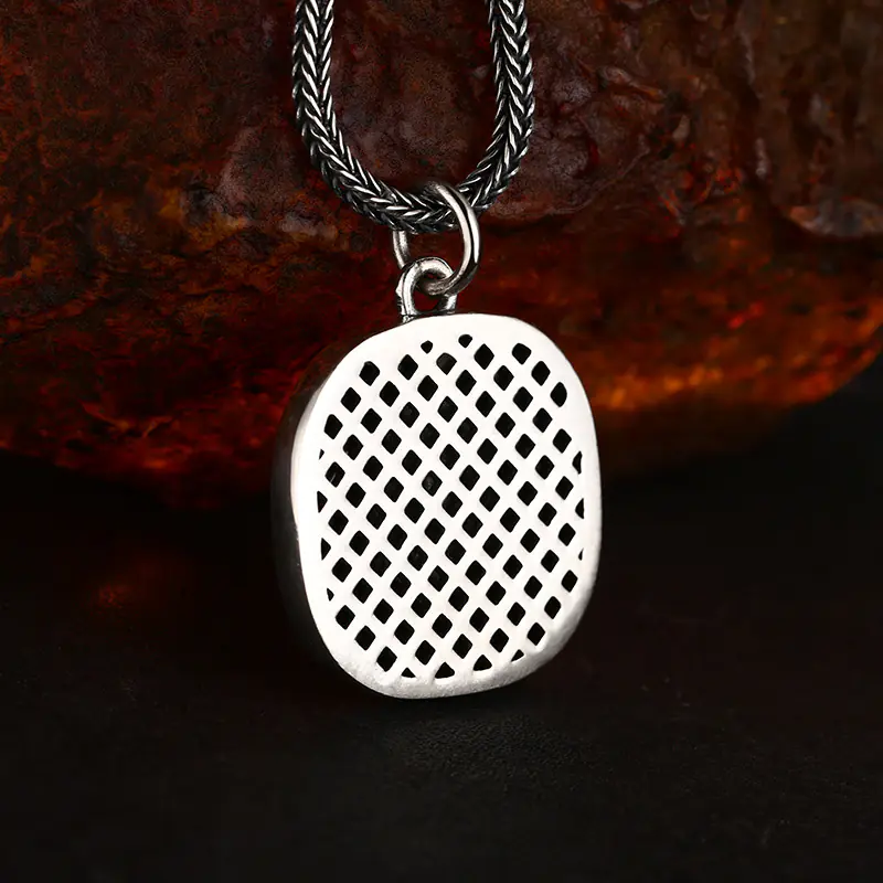 4-925‑silver‑lion‑head‑greek‑key‑square‑pendant‑macro‑back‑grid‑surface‑detail.jpg Macro close‑up back view of 925 silver lion head square pendant, fine grid textured back surface vintage masculine silver jewelry