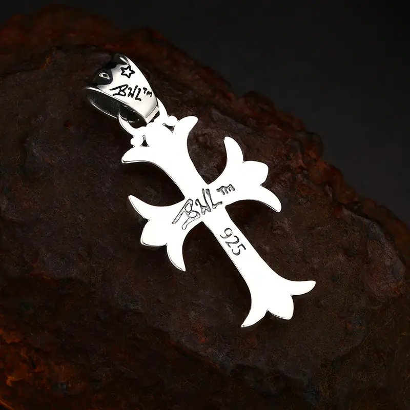 4-925‑sterling‑silver‑gothic‑cross‑pendant‑back‑view‑hallmark‑brand‑engraving‑close‑up.jpg Macro close‑up back view of 925 sterling silver gothic fleur‑de‑lis cross pendant, brand engraving and official 925 silver hallmark stamp